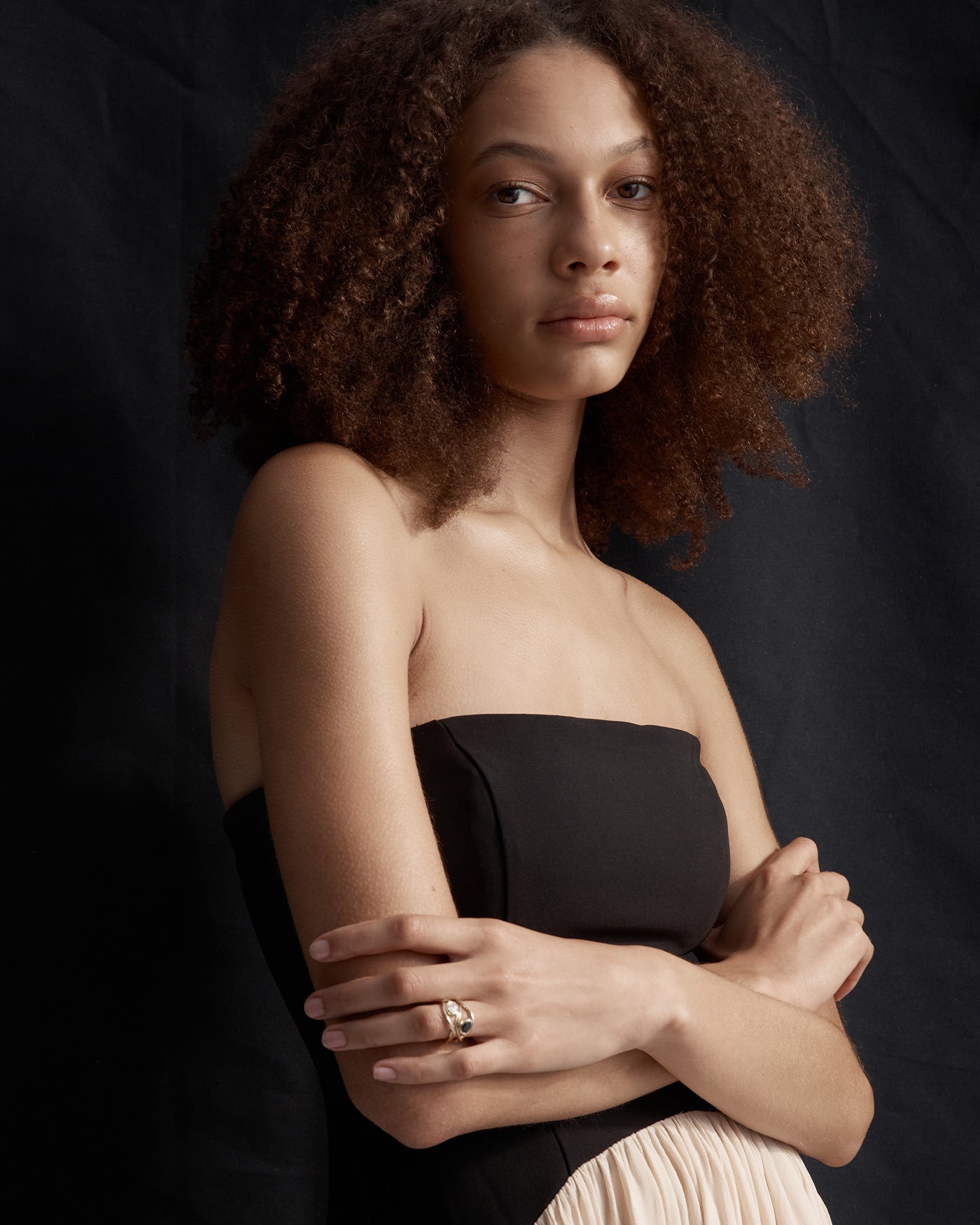 Woman wearing the isha ring in sapphire stacked in diamond