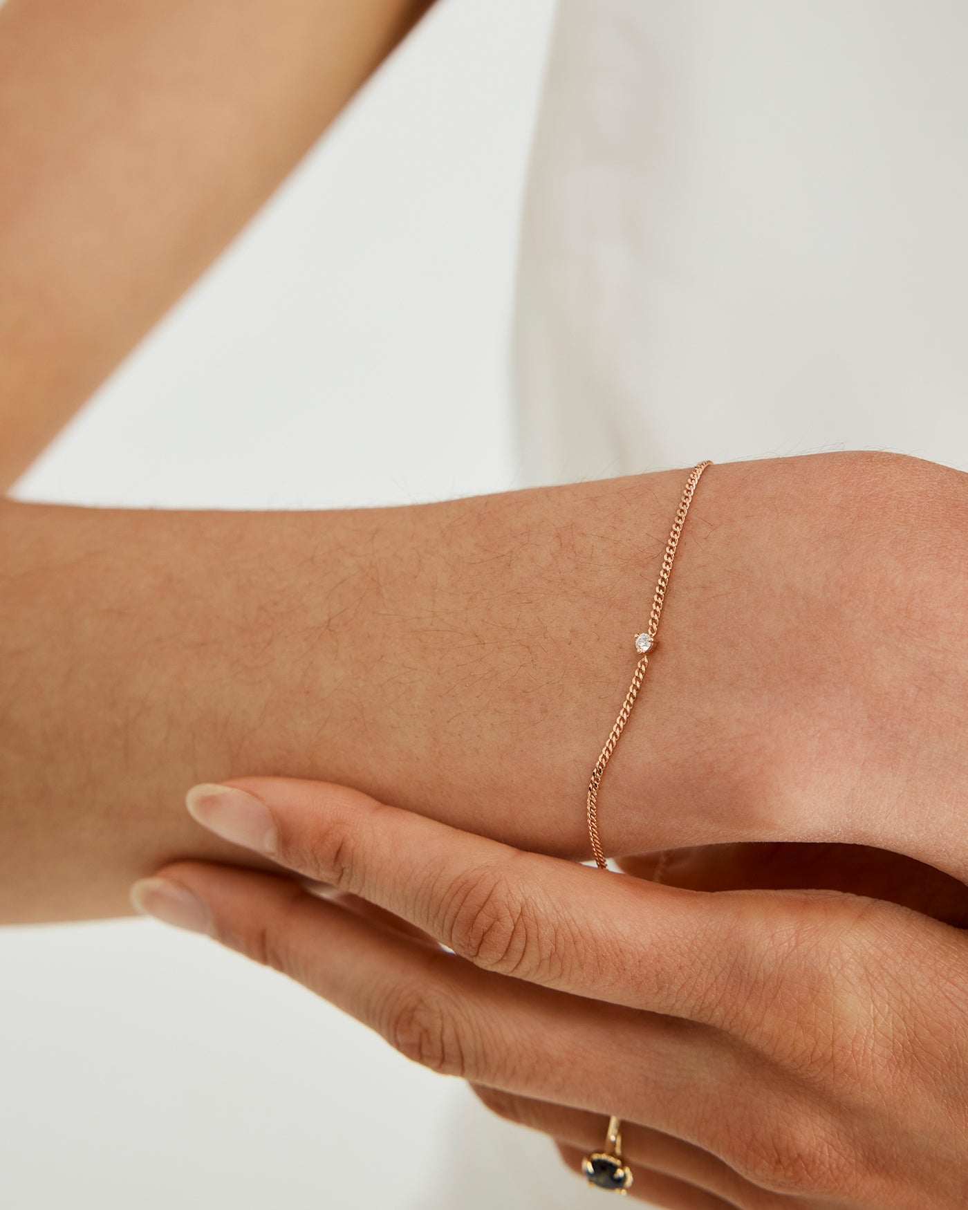 A woman wearing the Aiona Bracelet in yellow gold.