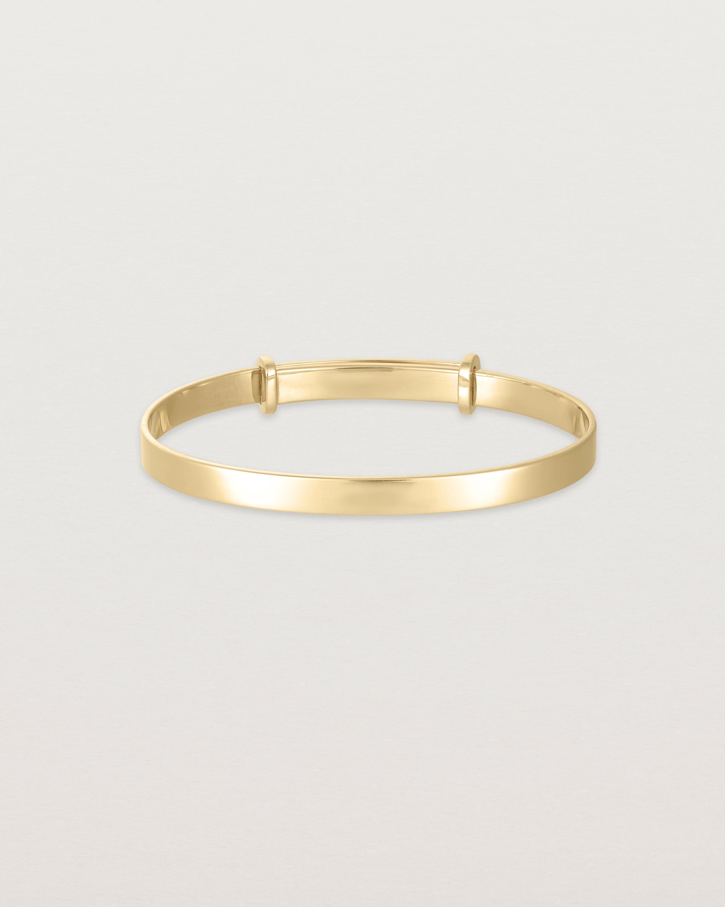 front image of the Toujours bangle plain in yellow gold