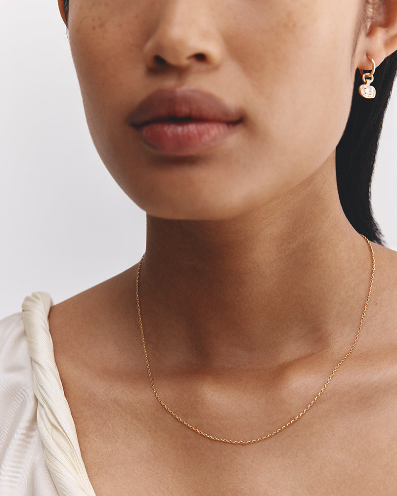 Model wears Simple Chain Belcher in yellow gold.