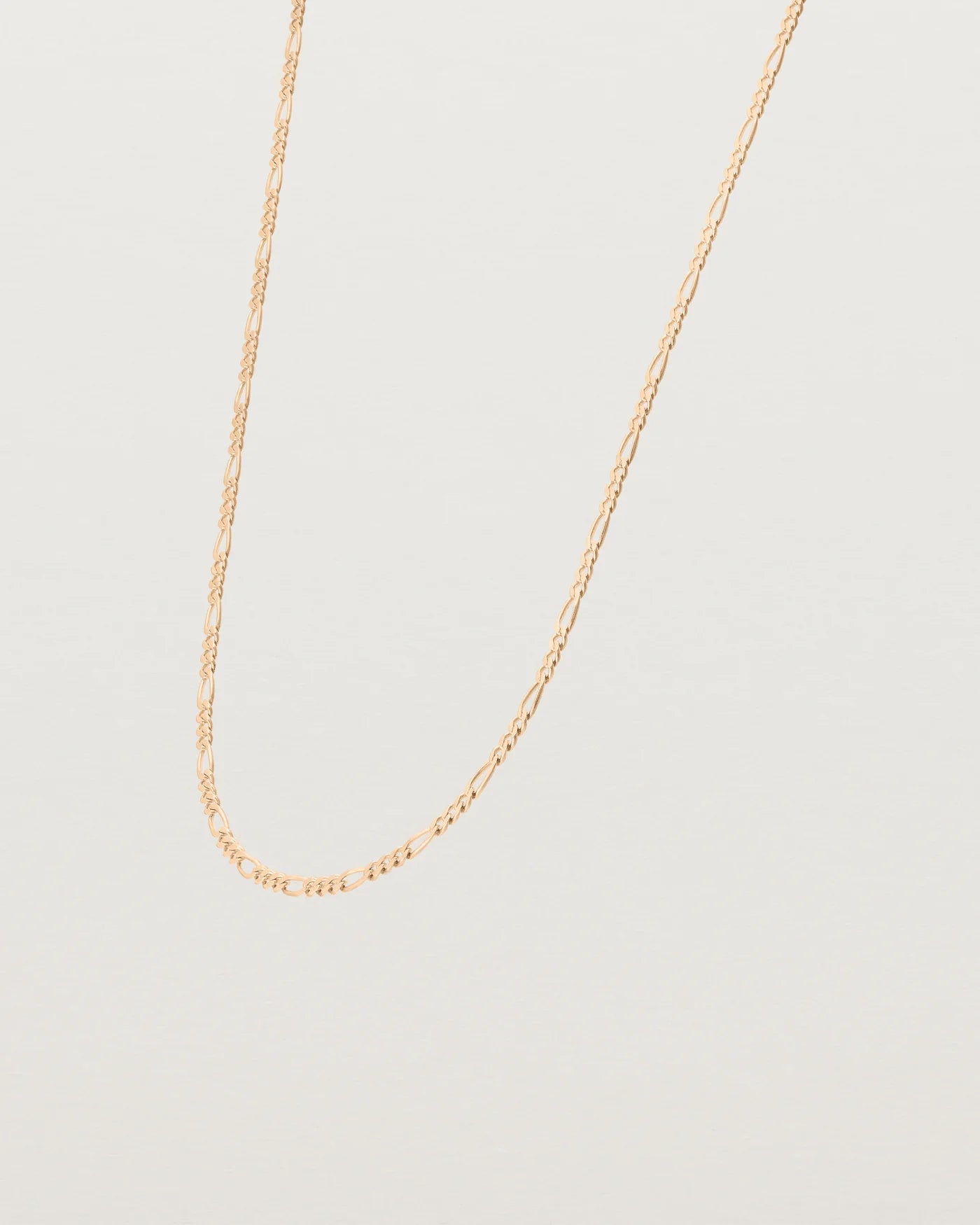 side on image of the Petit Figaro chain in rose gold