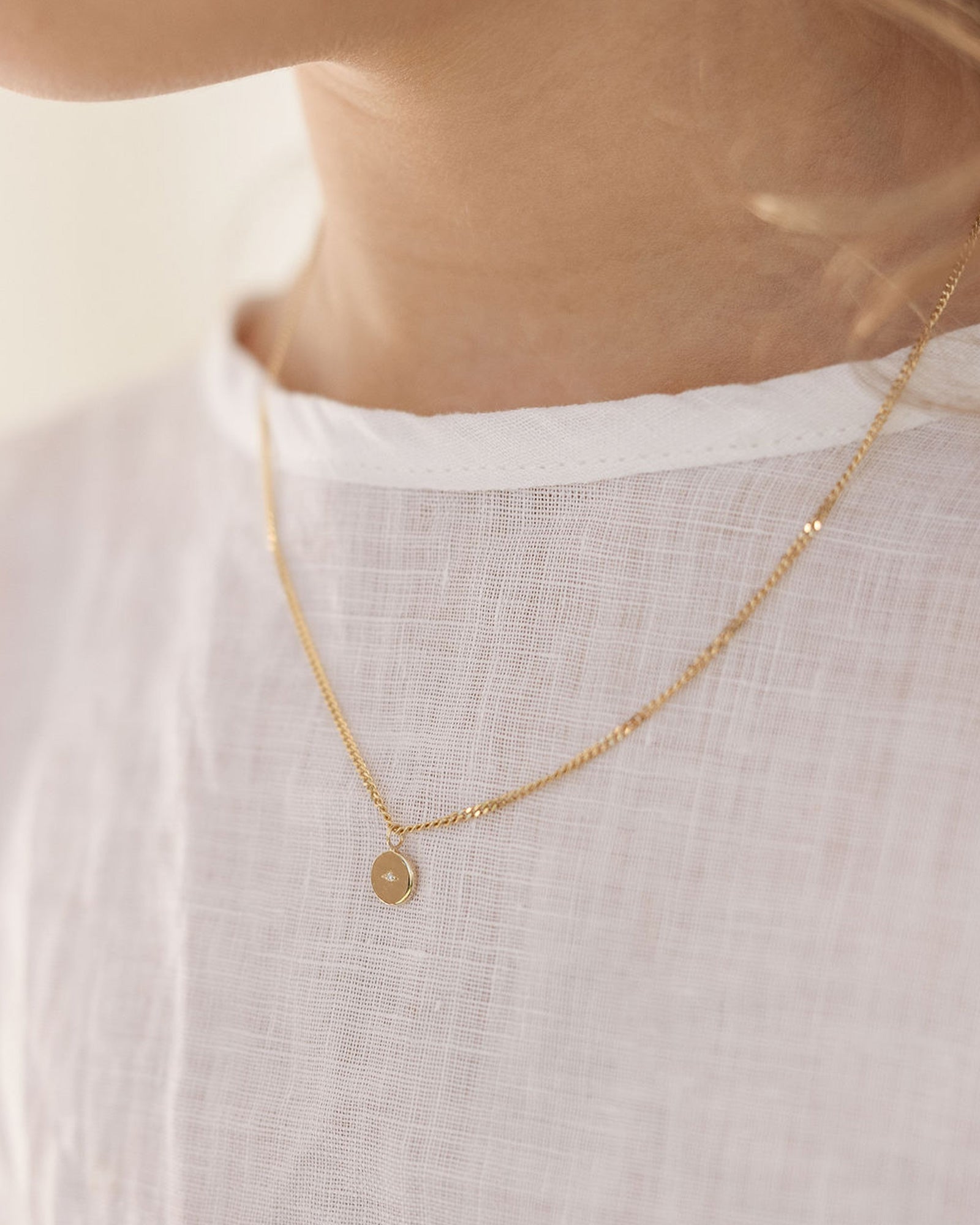 image of the Petits Eily necklace with diamond in yellow gold on a child model