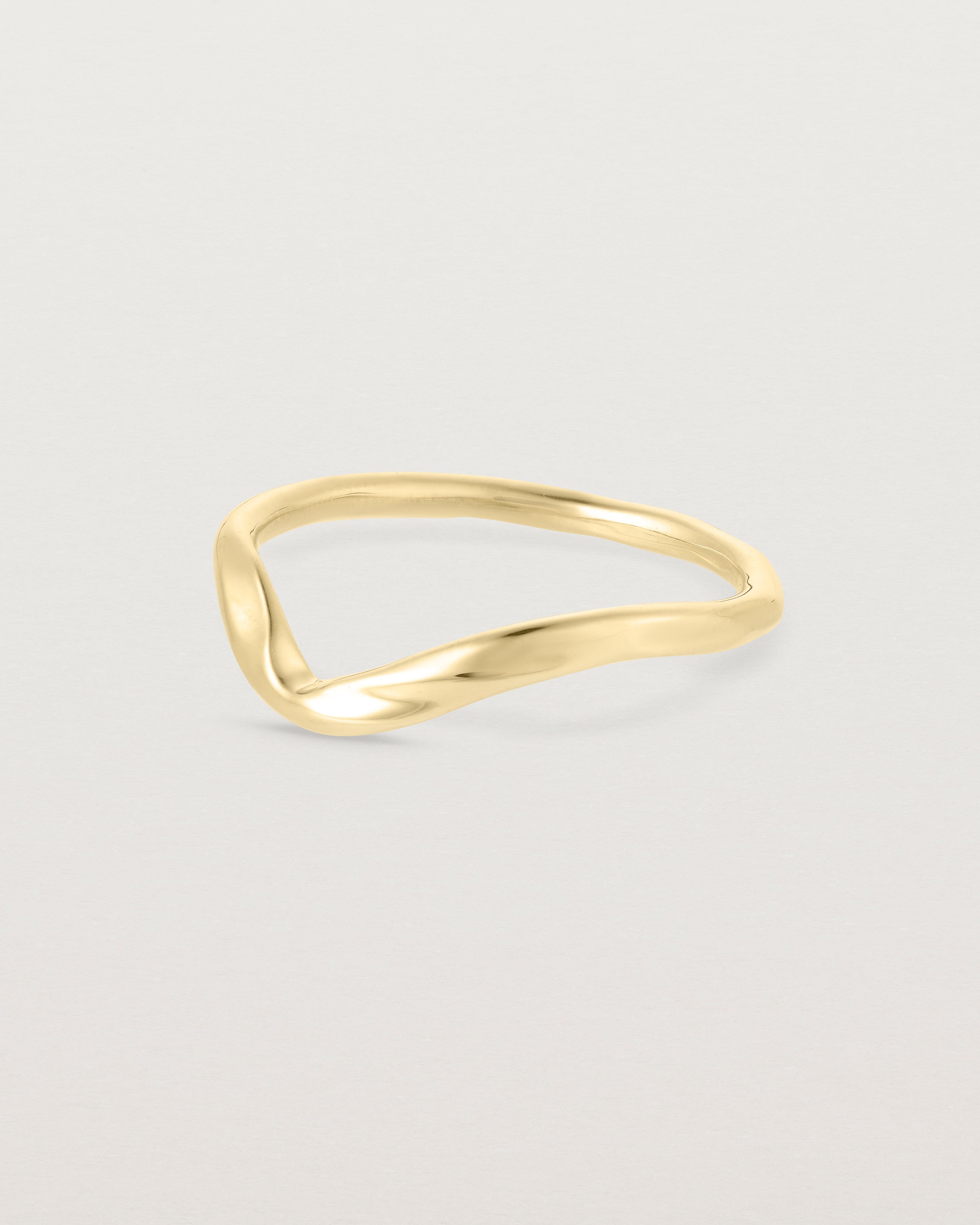 Side facing deep etched image of a yellow gold wedding band