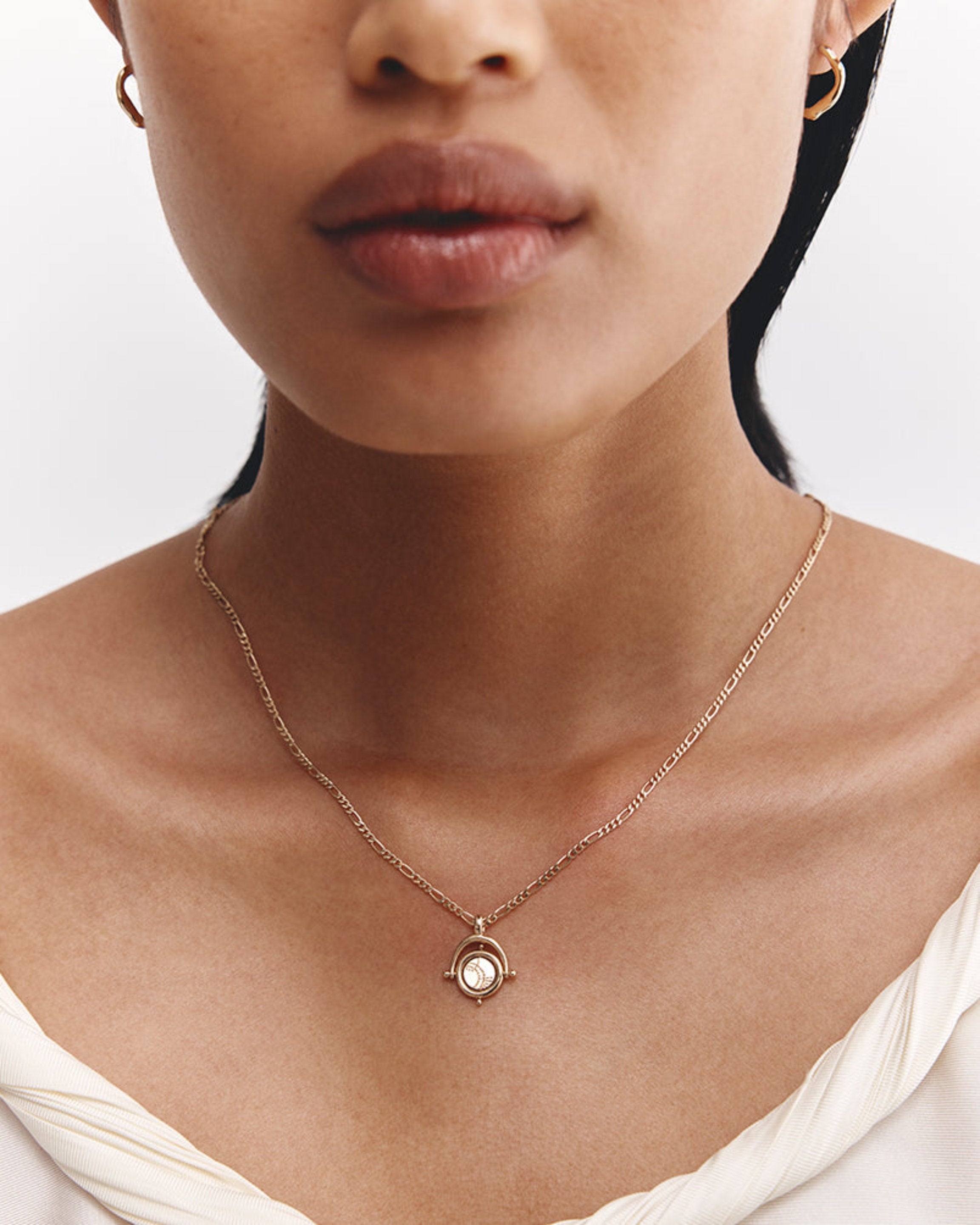 A woman wearing the Sollune Necklace in yellow gold.