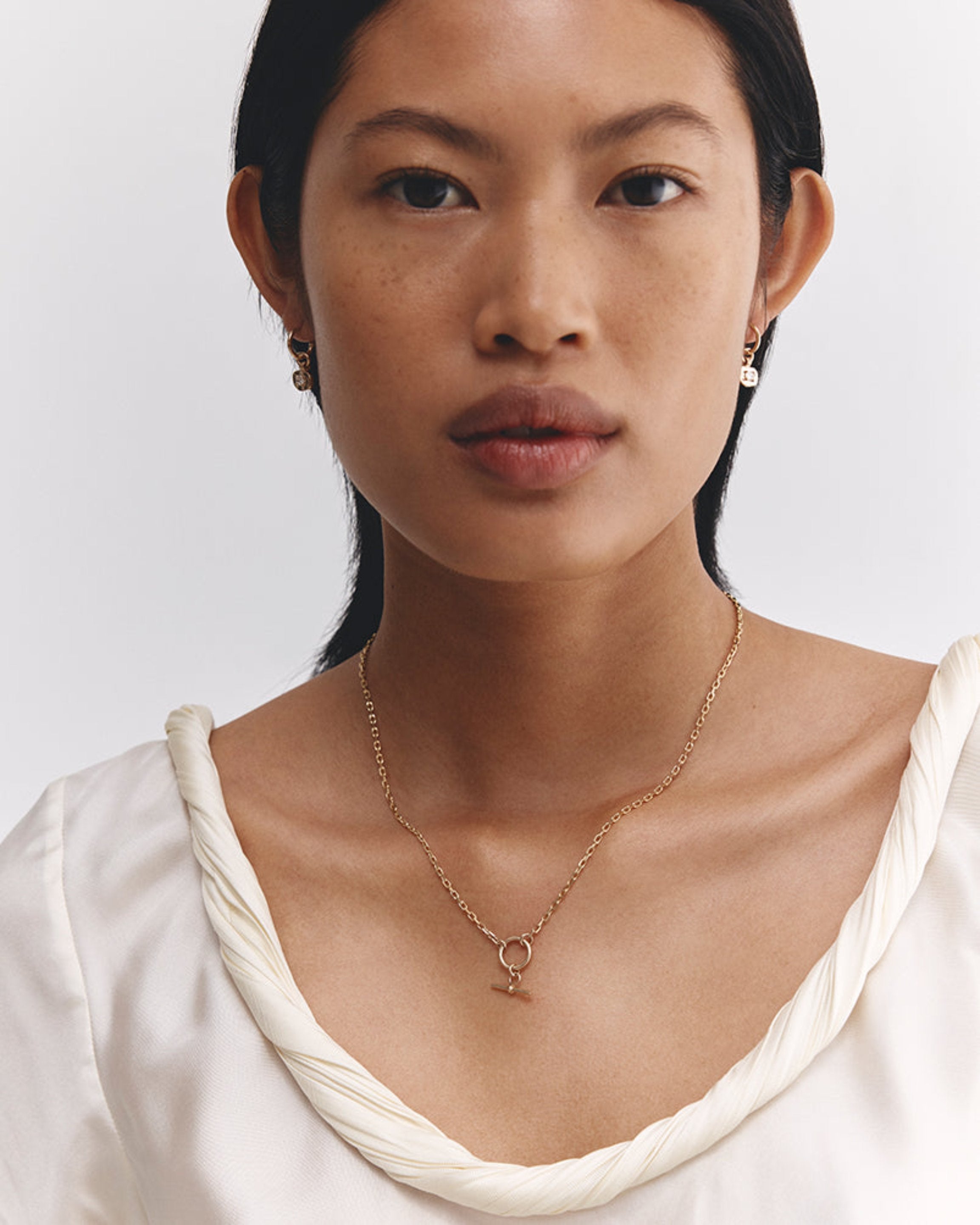 Model wears Terra Chain necklace in yellow gold.