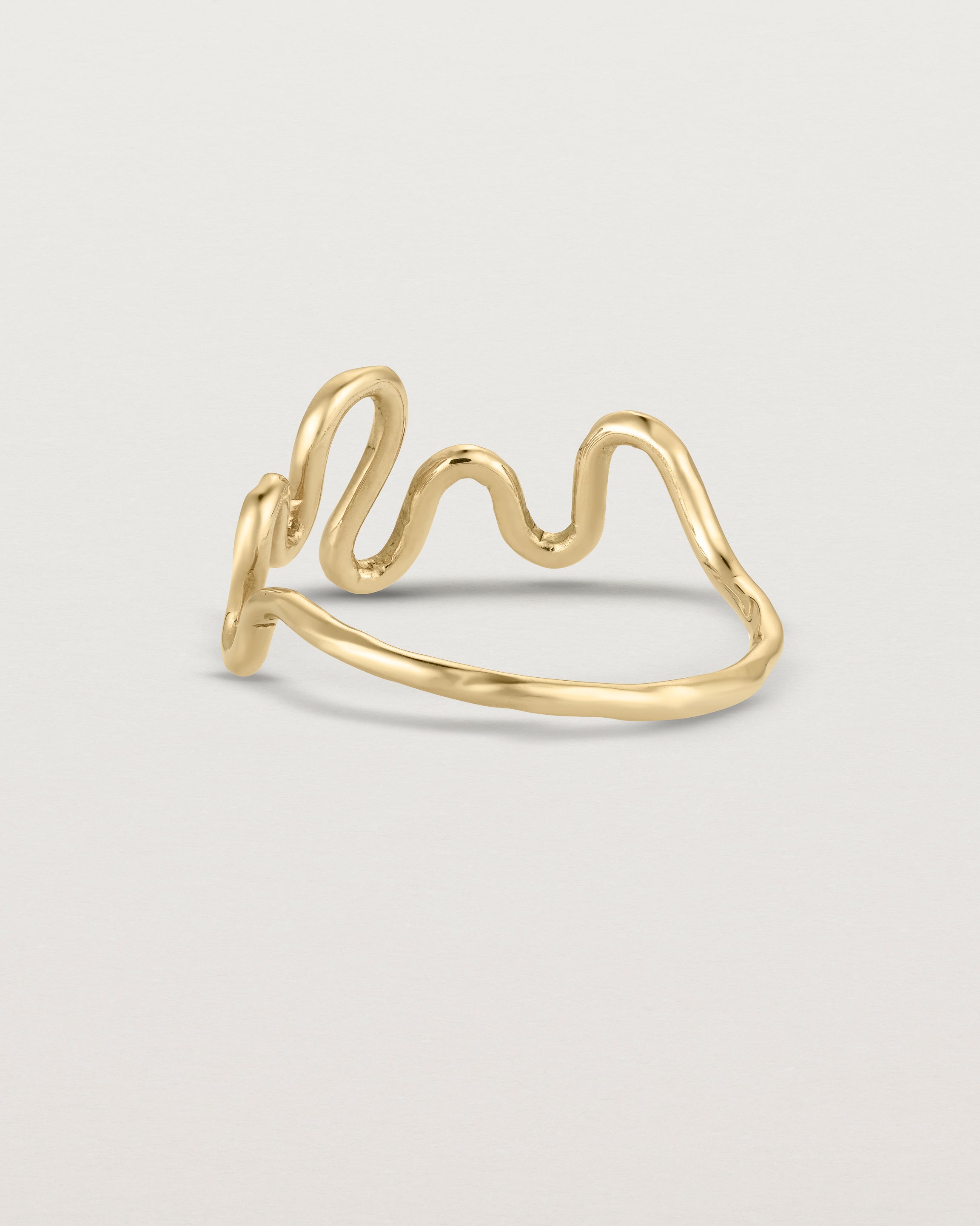 Back facing deep etched image of a yellow gold ring.